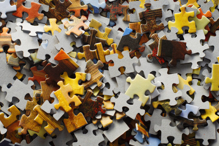 Close-up di un puzzle scomposto