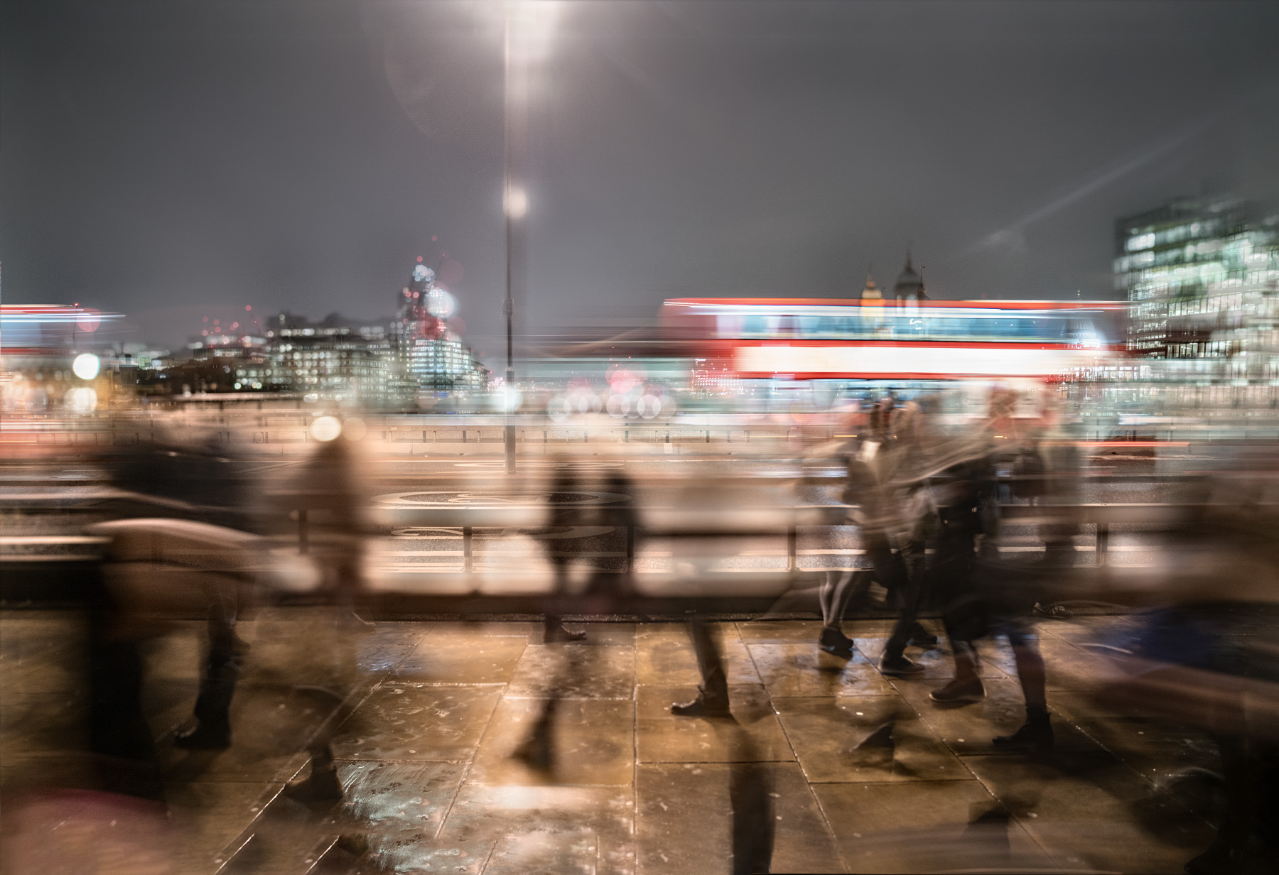 Passaggio_persone_traffico_ponte_Tamigi_Londra_notturno
